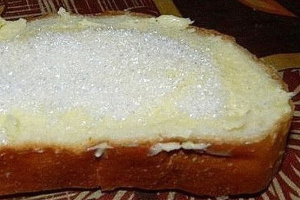 хлеб с маслом и сахаром