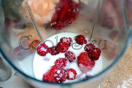молочный коктейль с ягодами