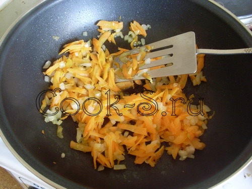 гороховый суп - лук и морковь