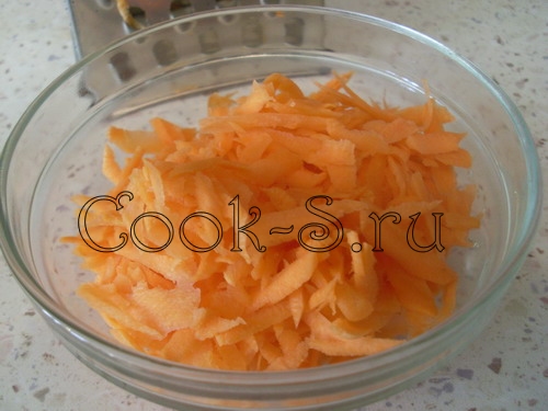 грибной суп с перловкой - морковь