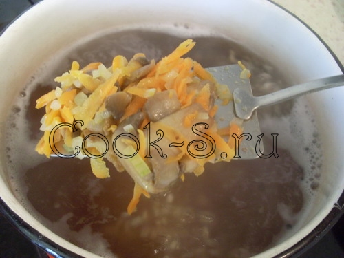 грибной суп с перловкой - добавить грибы в суп