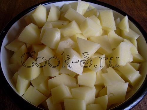 суп с сардельками - порезать картошку