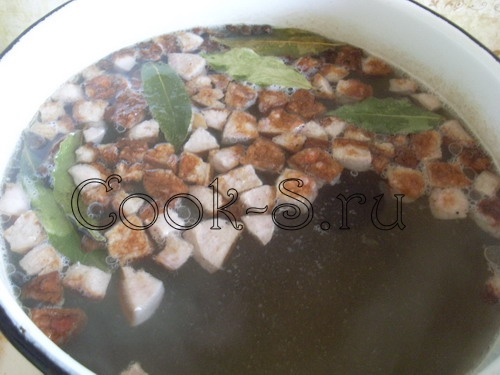суп с сардельками - лавровый лист