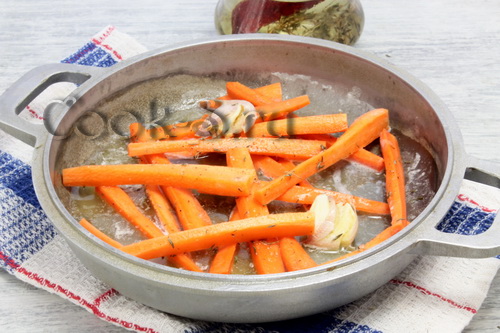 морковь на сковороде