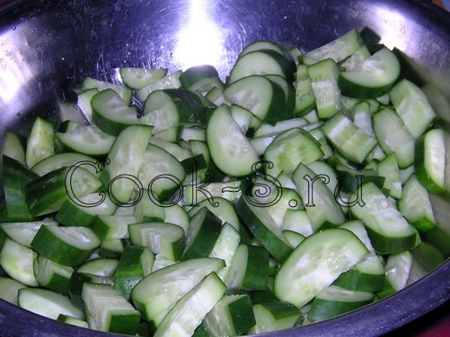 овощной салат - порезать огурцы