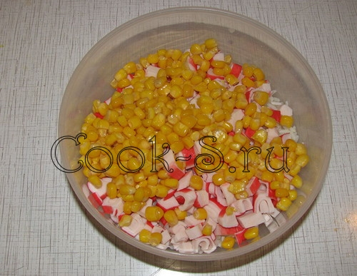 салат из крабовых палочек и кукурузы - кукуруза