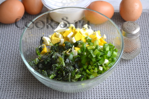 салат из крапивы с яйцами