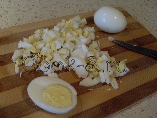 салат из огурцов яиц и зеленого лука - нарезать яйца