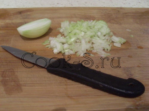 салат из печени трески - порезать лук