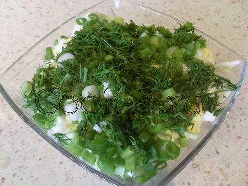 салат из редиски и огурцов с яйцом - зелень