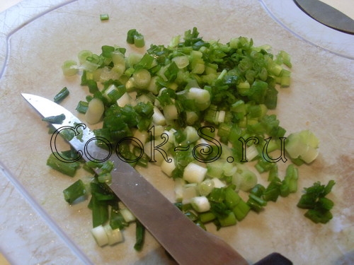 салат подсолнух - порезать лук