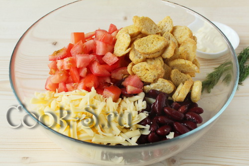 салат с фасолью сухариками и помидорами рецепт с фото
