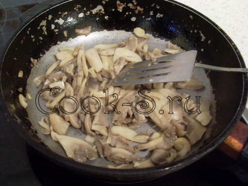 салат с грибами и фасолью - обжарить грибы
