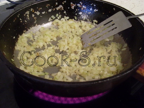 салат с грибами и фасолью - обжарить лук