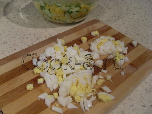 салат с кукурузой и огурцом - нарезать яйцо