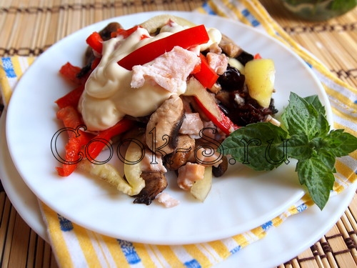 салат с курицей грибами и черносливом