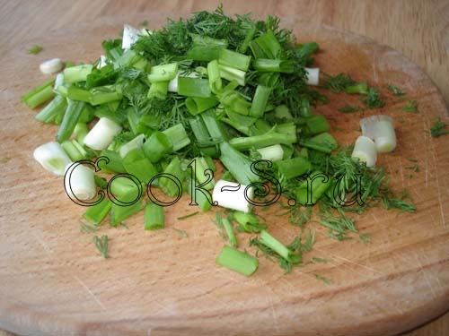 салат с маринованными грибами - зелень