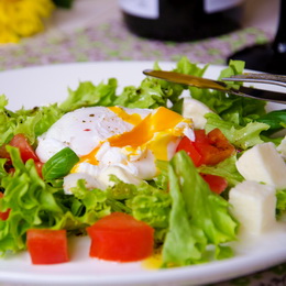 Салат с яйцом пашот