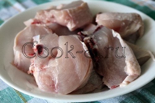 курица под чесночным соусом - нарезать грудку