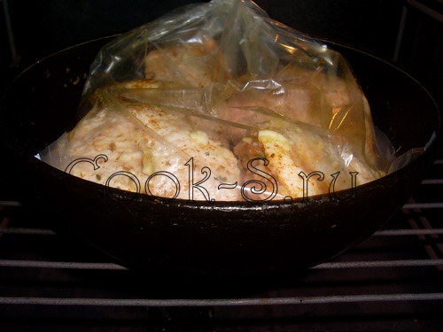 куриные бедрышки запеченные в рукаве - в духовке