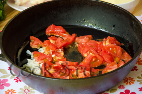 томаты с чесноком на сковороде