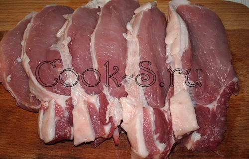 отбивные из  свинины - нарезать мясо