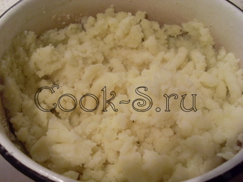 картофельное пюре с луком - размять