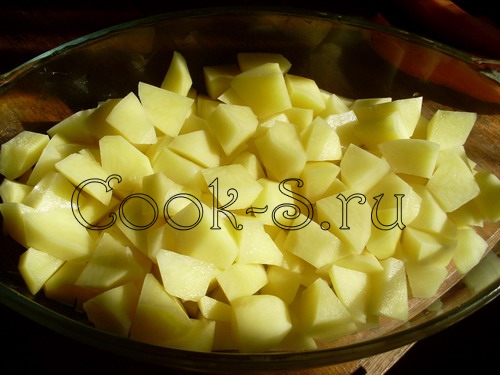 картошка тушеная в духовке - нарезать картошку