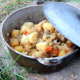 Картошка с салом в казане на костре