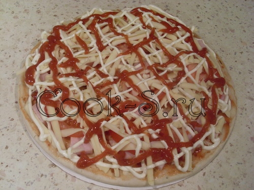 пицца на готовой основе - кетчуп и майонез