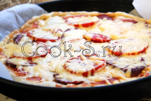 пицца с помидорами, колбасой и сыром