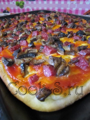пицца с колбасой и грибами 