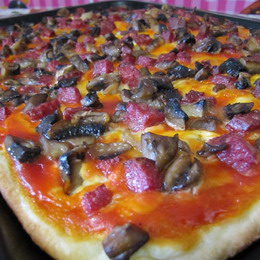 пицца с колбасой и грибами