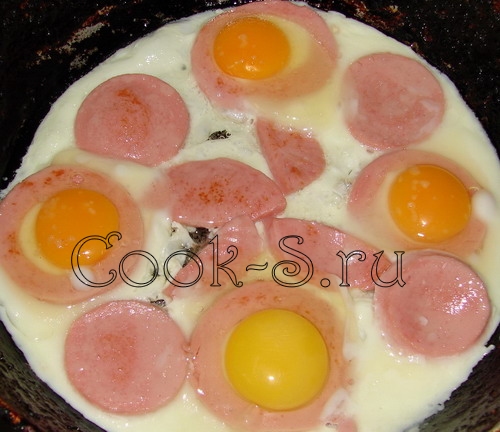 Яичница с колбасой - вбить яйца