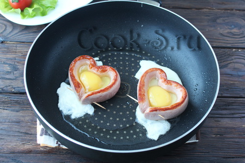 яйца с сосиской в виде сердца