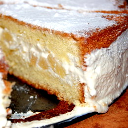 Бисквитный торт с ананасами и творожным кремом 