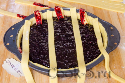 черничный пирог с решеткой