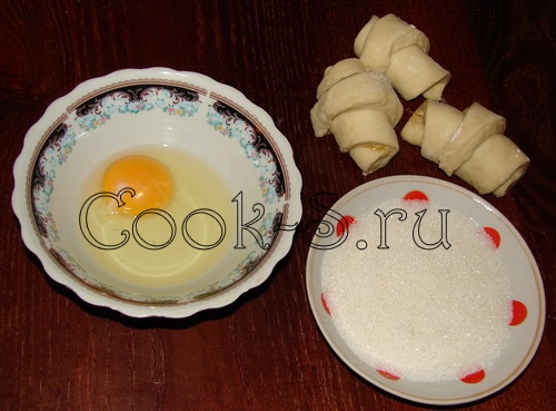 рогалики - обмакивать в яйцо и сахар