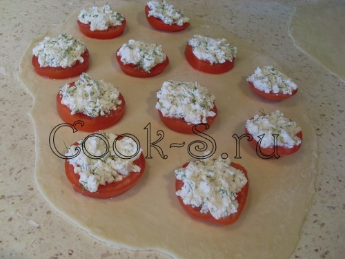 лепешки с помидорами и творогом - выложить на тесто