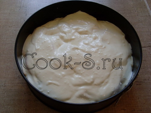 пирог с хурмой - залить начинкой