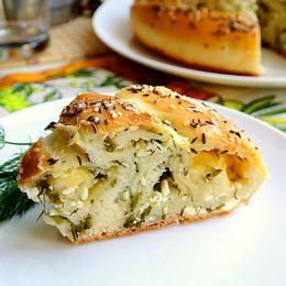 Пирог-улитка с сыром, творогом и зеленью