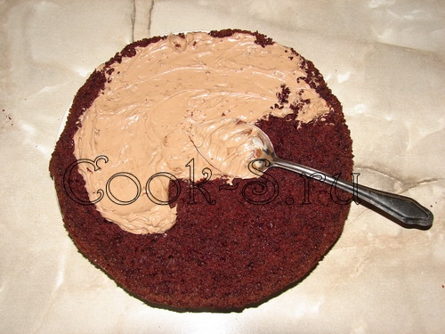 шоколадный торт - смазать коржи кремом