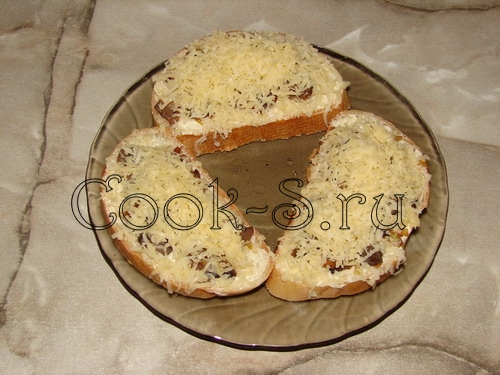 горячие бутерброды с грибами - сыр