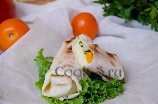 фото конвертики из лаваша с сыром и помидорами