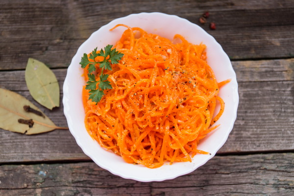 Домашняя морковка «По-корейски» – сочная и пикантная 