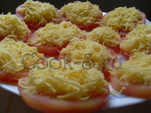 помидоры с сыром и чесноком - разложить сыр