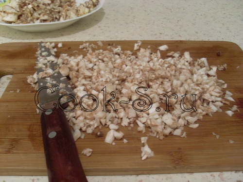 шампиньоны фаршированные курицей - порезать грибы
