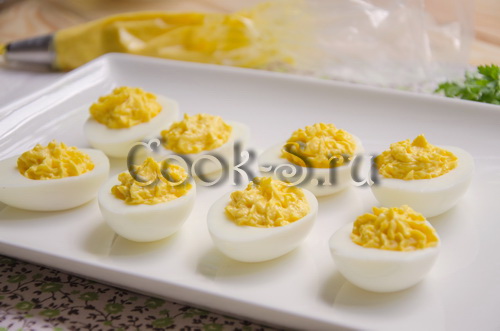 яйца с сырным кремом