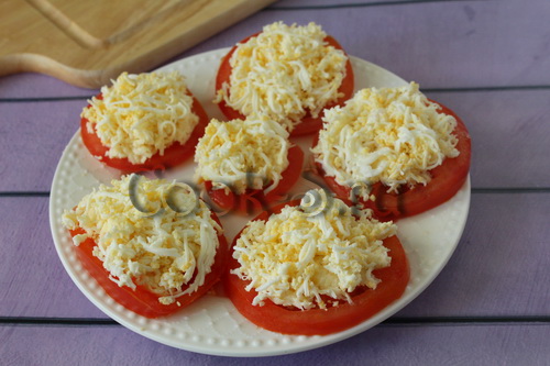 помидоры с сыром и яйцом