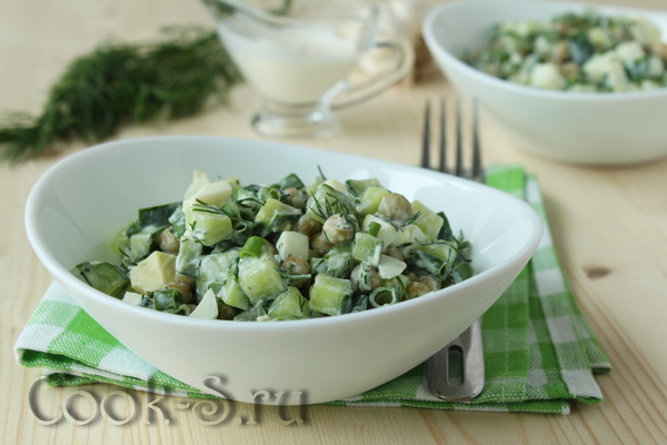 Салат с крабовыми палочками, горошком и яйцом